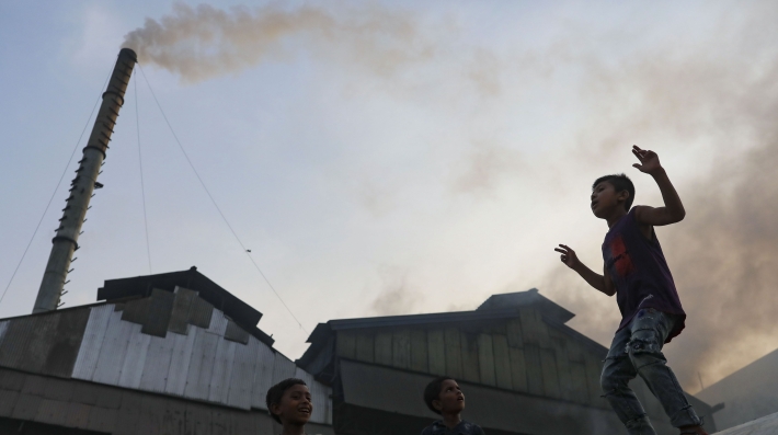 Kids play amid air pollution 